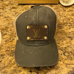 Stylish Gray Cap with Brown Accents